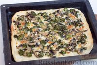 Пицца с брокколи, грибами и белым соусом