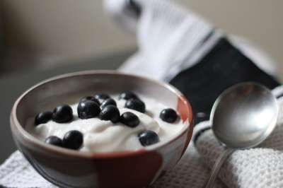 Ученые связали употребление йогурта со снижением риска развития рака кишечника у мужчин