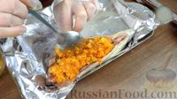 Запечённая скумбрия в духовке, фаршированная морковью и луком