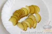 Рыбный салат с фасолью и маринованным огурцом