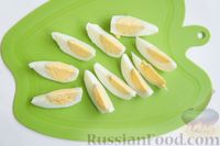 Рыбный салат с фасолью и маринованным огурцом